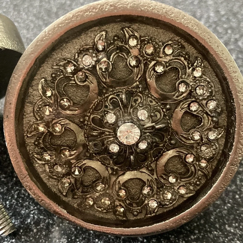2 vintage knobs.  Silver - Picture 2 of 3
